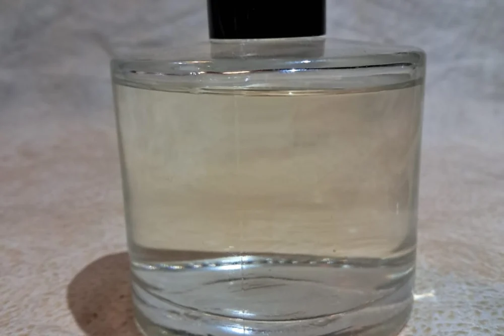情境照:一只沒有標籤的透明瓶子,用來說明看不到成分與 pH 的商品頁